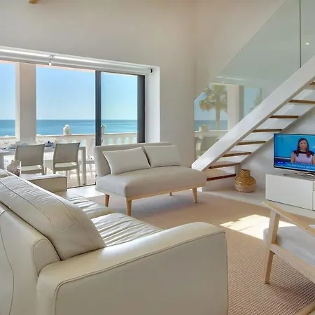 View - Stunning Beachfront Semesterbostad
